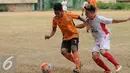 Pesepakbola Persipasi Bandung Raya (PBR), Kim Jeffrey Kurniawan (kanan) berebut bola dengan pemain Villa 2000 saat laga ujicoba di Stadion Lebak Bulus, Jakarta, Sabtu (22/8/2015). PBR unggul 1-0 atas Villa 2000. (Liputan6.com/Helmi Fithriansyah)