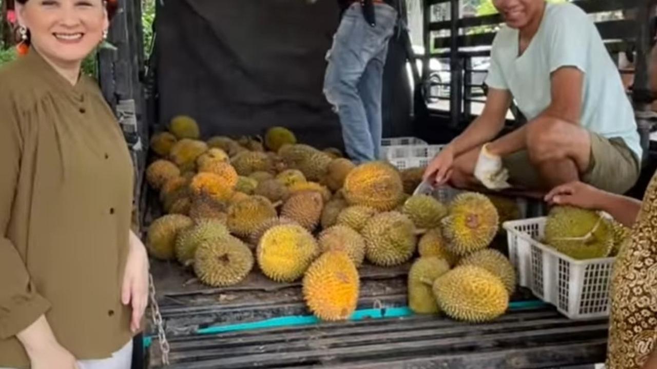 Mona Membawa Satu Mobil Penuh Dengan Duria&nbsp;