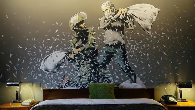 [Bintang] 7 Lukisan Banksy di Hotel Palestina yang Bikin Hati Tersentuh