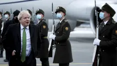 Perdana Menteri Inggris Boris Johnson tiba di Kyiv, Ukraina, Selasa (1/2/2022).  Johnson dijadwalkan bertemu dengan Presiden Ukraina Volodymyr Zelenskyy di tengah meningkatnya ketegangan dengan Rusia. (Peter Nicholls/Pool Photo via AP)