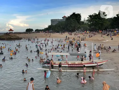 Wisatawan beraktifitas di kawasan Pantai&nbsp; Sanur, Denpasar, Bali, Senin (2/5/20222). Ribuan wisatawan lokal&nbsp; dari seputar kota Kenpasar dan kota-kota di Pulau Jawa memadati Pantai Sanur untuk mengisi liburan Idul Fitri 1443 H. (merdeka.com/Arie Basuki)
