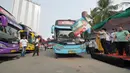 Ketua Umum PKB Muhaimin Iskandar secara simbolis  melepas peserta mudik gratis PKB di Taman Ismail Marzuki, Cikini, Jakarta, Minggu (10/6). Mudik gratis "C1NTA" ini memberangkatkan 20 bus dengan 1.100 peserta. (Liputan6.com/Herman Zakharia)