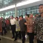 Dengan mengenakan kemeja batik berwarna hitam coklat dan celana hitam, JK meninjau Terminal 3 Soekarno Hatta.