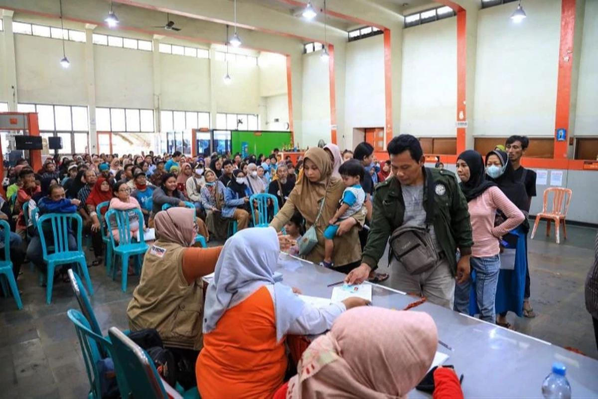 Ilustrasi penyaluran bansos di Kediri