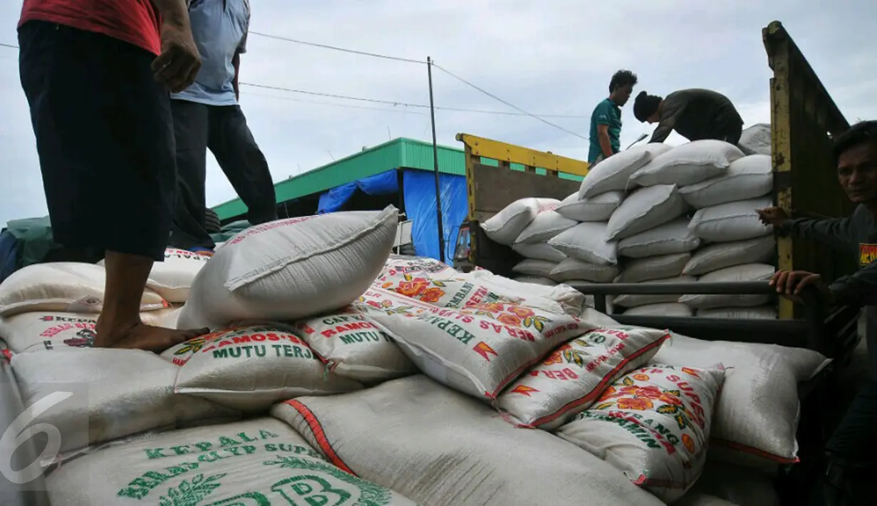 Aktivitas penurunan beras dari truk di pasar induk Cipinang, Jakarta, Selasa (27/12). Menteri Perdagangan (Mendag) Enggartiasto Lukita mengatakan, stok kebutuhan pokok pangan hingga akhir tahun akan cukup. (Liputan6.com/Angga Yuniar)