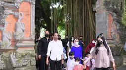 Presiden Joko Widodo beserta keluarga menghabiskan libur Lebaran di Provinsi Bali. Presiden beserta Ibu Iriana Joko Widodo mengajak anak beserta cucu melakukan wisata satwa di Bali Safari &amp; Marine Park, Kabupaten Gianyar, pada Kamis, 5 Mei 2022. (Foto: Lukas - Biro Pers Sekretariat Presiden)