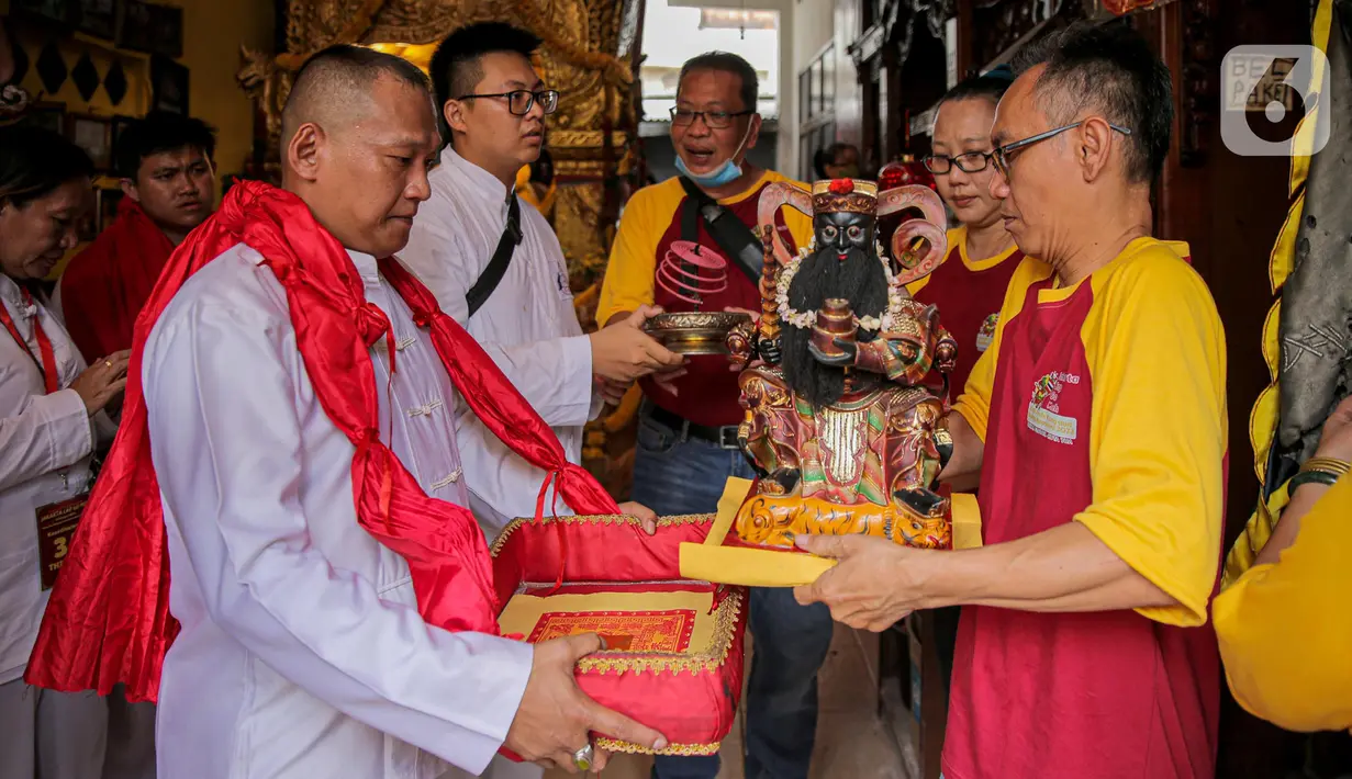 Warga keturunan Tionghoa membawa patung dewa saat Festival Cap Go Meh 2023 di kawasan Glodok, Jakarta, Minggu (5/2/2023). Sebanyak 23 joli atau tandu diarak keliling sebagai penutup rangkaian perayaan Tahun Baru Imlek yang dilaksanakan pada tanggal ke-15 bulan pertama penanggalan Tionghoa. (Liputan6.com/Faizal Fanani)
