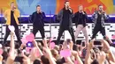 Nick Carter, Howie D., Kevin Richardson, Brian Littrell, dan AJ McLean dari Backstreet Boys menghibur penonton saat tampil di ABC "Good Morning America" di SummerStage di Rumsey Playfield, Central Park, New York (13/7). (AFP Photo/Michael Loccisano)