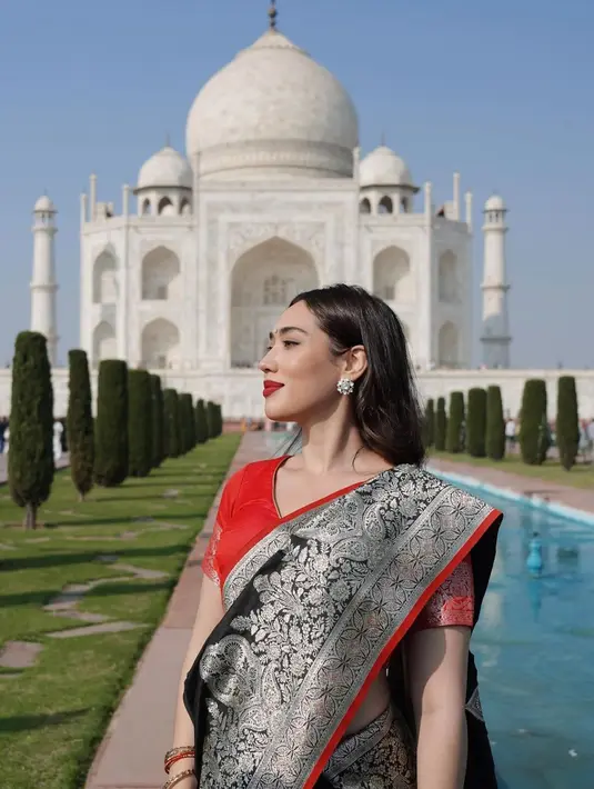 Sementara, rambutnya digerai rapi dengan sedikit curl yang bikin Laksmi terlihat makin menawan  [@laksmideneefe]