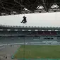 Suasana pembangunan Stadion Utama Gelora Bung Karno di Senayan, Jakarta, Selasa (23/5). Kementerian PUPR menargetkan pembangunan infrastruktur dan rehabilitasi kawasan Gelora Bung Karno dapat selesai pada Oktober 2017. (Liputan6.com/Gempur M. Surya)