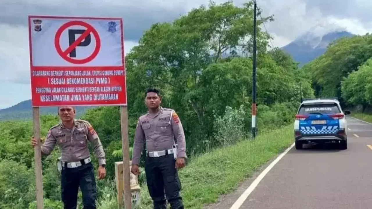 Anggota polantas Polres Flores Timur saat sedang melakukan patroli imbauan di jalan Trans Flores (Liputan6.com/Ola Keda)
