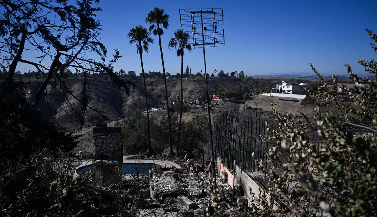 Perubahan cuaca memberi kesempatan bagi petugas pemadam kebakaran untuk memadamkan kobaran api yang membakar kawasan hutan dan gunung di California. (Patrick T. Fallon/AFP)