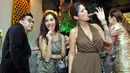 Nadia Mulya dan Aline Adita asyik memakan es krim saat menghadiri `Thank Goodness It’s Weekend Party` yang berlangsung di Magnum Cafe, Grand Indonesia, pada Jumat (6/2/2015).(Liputan6.com/Panji Diksana)