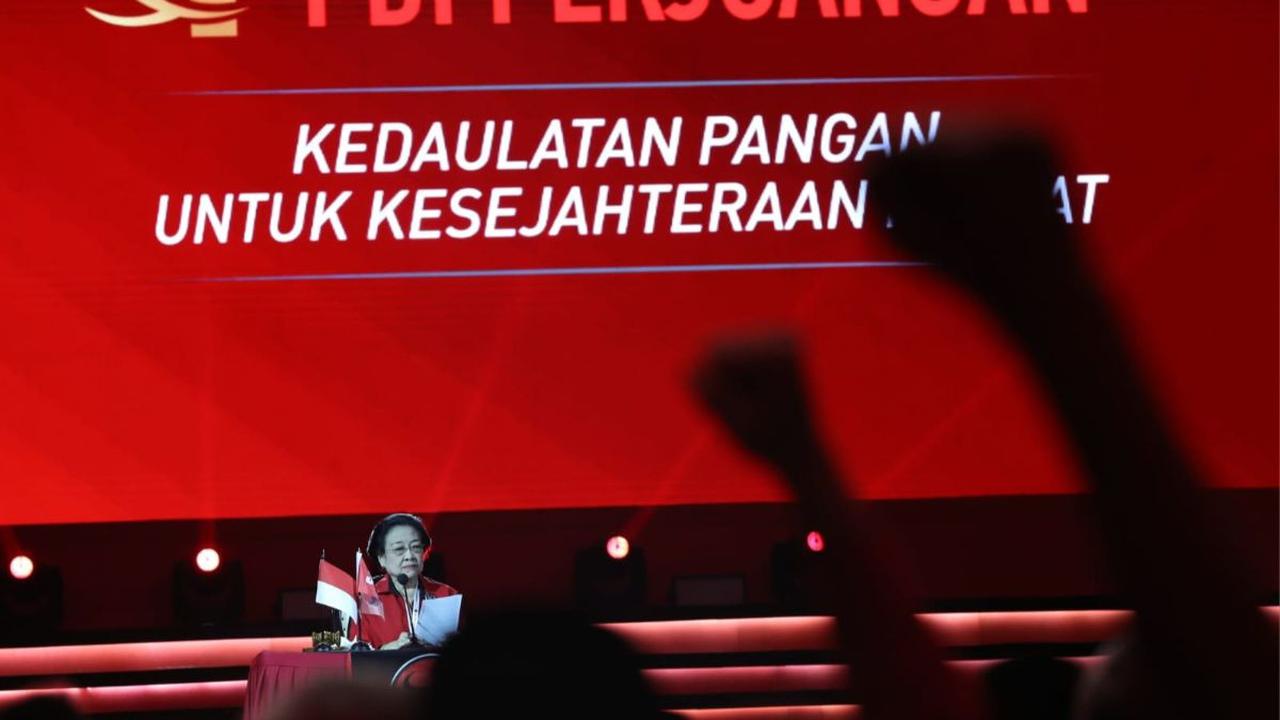Ketua Umum PDI Perjuangan Megawati Soekarnoputri meminta seluruh kadernya jangan gentar menghadapi kepungan dan manuver politik praktis yang bertujuan hanya demi berkuasa.<br>