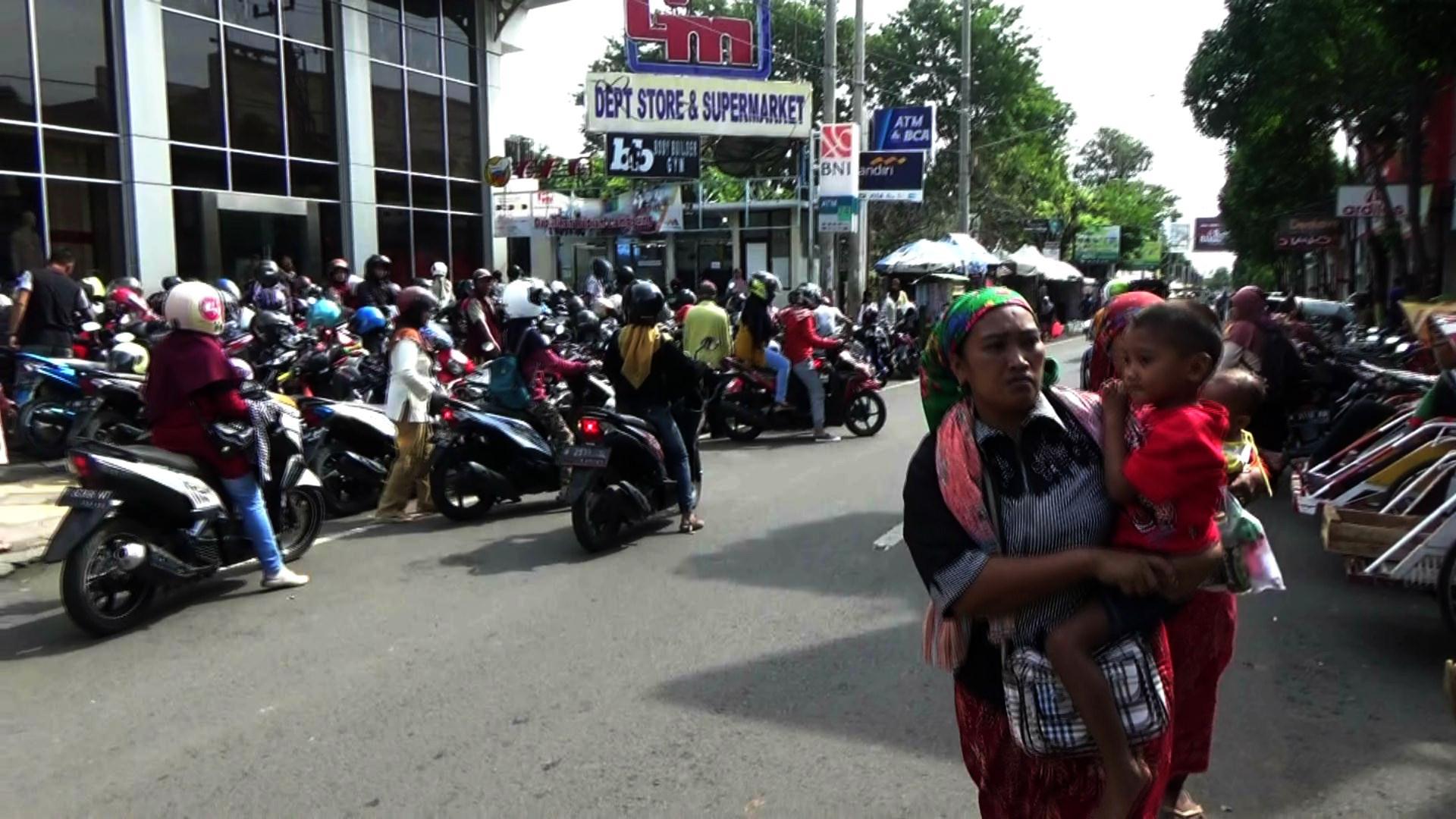 Berperahu Di Pagi Hari Dan Tradisi Belanja Jelang Lebaran