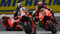 Dani Pedrosa gunakan nomor motor 26 bersama tim KTM. (JOE KLAMAR / AFP)