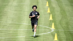 Pemain baru Bayern Munchen, Leroy Sane, melakukan sesi latihan di Munich, Selasa (14/7/2020). Mantan pemain Manchester City itu hanya berlatih ringan karena belum pulih 100 persen dari cedera lutut. (Matthias Balk/dpa via AP)
