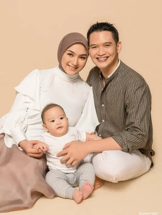 Simple tapi stylish, kamu bisa tiru gaya Citra Ciki, Rezky Aditya, dan Baby Athar satu ini dengan kombinasi busana nuansa earthy. (Instagram/riomotret).