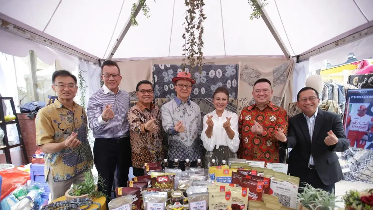 Board Member Sinar Mas Franky Widjaja (tengah) dan Ketua Umum Eka Tjipta Foundation, Hong Tjhin (kedua dari kanan) mengunjungi anjungan mitra binaan Sinar Mas dalam Tjipta UMKM Fair 5.0 di Jakarta (03/09/2023).