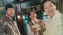 <p>Anggota staf Geumokdang Ny. Na Wol (Kim Hae Sook) dan Gu Gap Pyeong (Park Ji Hwan) tersenyum cerah di depan Geumokdang, menunjukkan hubungan kekeluargaan dengan pemilik toko Jang Tae Sang. Di samping mereka adalah ayah Yoon Chae Ok, Yoon Jung Won (Jo Han Chul), yang menunjukkan tekad kuatnya untuk menemukan istrinya yang hilang 10 tahun lalu. (Foto: Netflix)</p>
