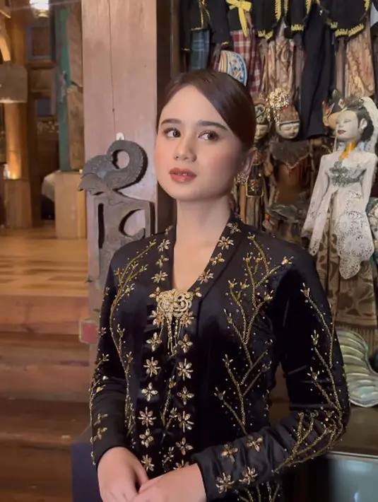 Lengkapi busana, Tissa Biani terlihat flawless dengan makeup bernuansa coral yang terlihat fresh [@llavienaweddinggallery]