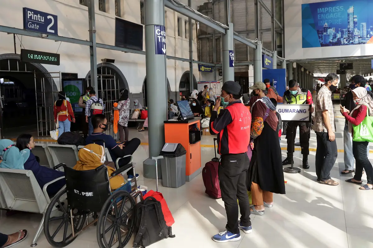 FOTO: Larangan Mudik Berakhir, Stasiun Pasar Senen Kembali Ramai