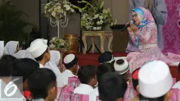 Syahrini saat tampil di acara Tanda Cinta Princess Syahrini di Masjid Az-Zikra, Sentul, Bogor, Jumat (24/6). Syahrini berbagi rezeki dengan 5.000 anak yatim.  (Liputan6.com/Herman Zakharia)