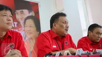 Ketua Fraksi PDIP Olly Dondokambey (tengah) memberikan keterangan pers usai rapat koordinasi di DPP PDIP, Jakarta, Kamis (17/9/2015). Dalam rapat Megawati meminta kepada fraksi untuk turun ke bawah sukseskan pilkada serentak. (Liputan6.com/Faizal Fanani)