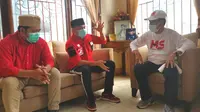 Plt Ketua Umum DPP PSI Giring Ganesha menemani calon wali kota Tangerang Selatan nomor urut 1 H Muhamad saat meresmikan lapangan bola voli di Ciputat Tangsel. (Istimewa)