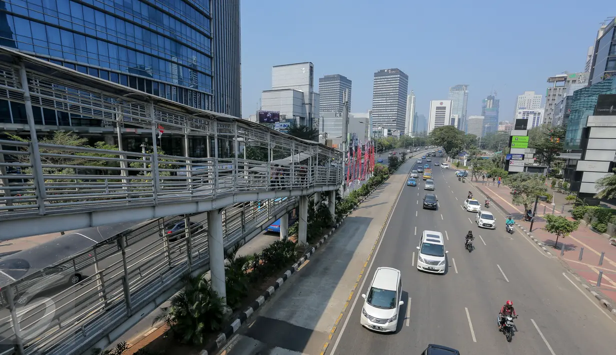 Suasana jalan protokol di kawasan Jalan MH Thamrin mengarah ke Sudirman, Jakarta. (Liputan6.com/Faizal Fanani)