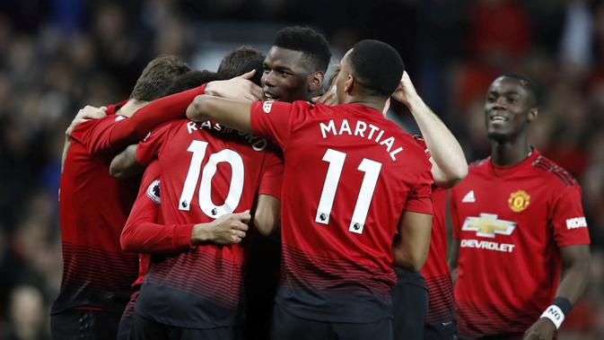 Para pemain Manchester United (MU) merayakan gol yang dicetak Paul Pogba ke gawang Bournemouth pada laga Premier League di Stadion Old Trafford, Manchester, Minggu (30/12). MU menang 4-1 atas Bournemouth. (AP/Martin Rickett)