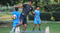 Singgih Pitono, legenda Arema yang punya jimat khusus di kedua kakinya. (Bola.com/Iwan Setiawan0