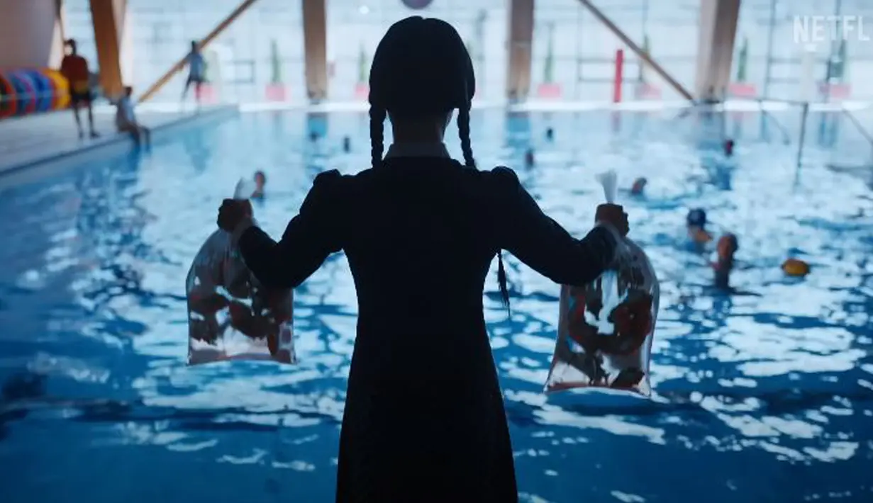 <p>Series Wednesday hadir dengan genre campuran fantasi, horor, misteri, dan komedi. Series ini menceritakan karakter Wednesday yang berupaya menguasai kemampuan psikisnya dengan menggagalkan pembunuhan-pembunuhan mengerikan yang telah meneror kota setempat. Ia juga berusaha memecahkan misteri supernatural yang melibatkan orangtuanya 25 tahun lalu. (Instagram/Wednesdaynetflix)</p>