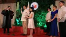 Rodrigo 'Digong' Duterte saat bersumpah di depan pendeta di Istana Malacanang, Manila, Filipina, Kamis (30/6). Rodrigo meraih 14 juta suara atau enam juta lebih banyak dari saingan terdekatnya, Manuel Roxas. (REUTERS/Erik De Castro)