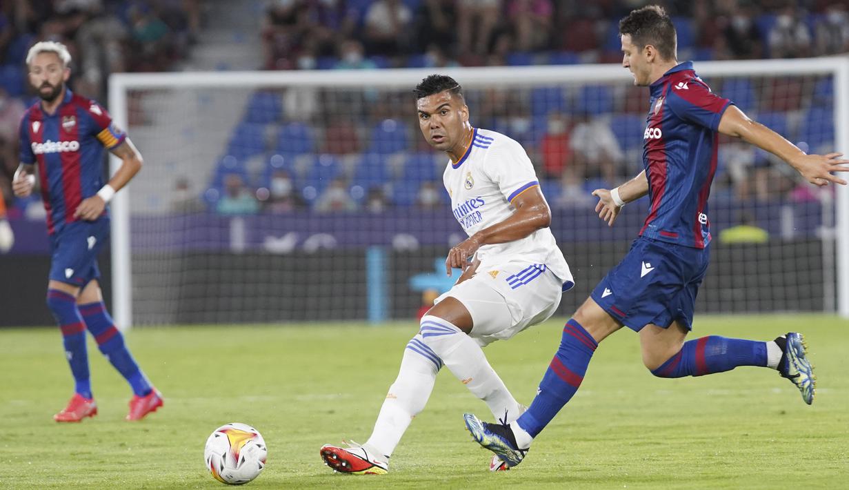 Pemain Real Madrid Casemiro (tengah) menendang bola saat melawan Levante pada pertandingan La Liga Spanyol di Stadion Ciutat de Valencia, Valencia, Spanyol, Minggu (22/8/2021). Pertandingan berakhir dengan skor 3-3. (AP Photo/Alberto Saiz)