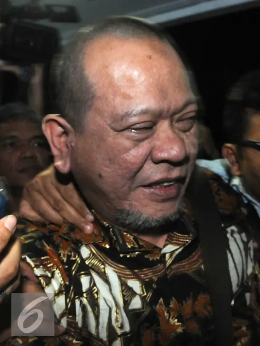 La Nyalla yang ditetapkan menjadi tersangka dugaan korupsi dana hibah Kadin Jawa Timur senilai Rp 5,3 miliar oleh Kejaksaan Tinggi Jawa Timur akhirnya dipulangkan ke Indonesia dari Singapura, Jakarta, Selasa (31/5/2016).  (Liputan6.com/Helmi Afandi)