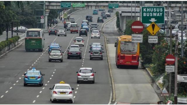 Para joki berharap ada lapangan pekerjaan yang disediakan Pemprov DKI Jakarta jika resmi menghapuskan aturan 3 in 1. Dan alasan penurunan BBM tak bakal besar.