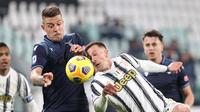 Gelandang Lazio, Sergej Milinkovic Savic (kiri) berebut bola dengan striker Juventus, Federico Bernardeschi dalam laga lanjutan Liga Italia 2020/21 di Allianz Stadium, Turin, Sabtu (6/3/2021). Lazio kalah 1-3 dari Juventus. (LaPresse via AP/Tano Pecoraro)