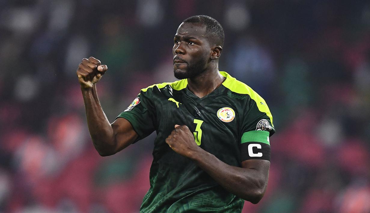 Kalidou Koulibaly merupakan kapten yang berjasa membawa Senegal menyabet juara Piala Afrika 2021. Bek tengah loyal Napoli itu diketahui pernah membela Timnas Prancis saat perhelatan Piala Dunia U-20. Ia memutuskan pindah kewarganegaraan pada September 2015 silam. (AFP/Charly Triballeau)