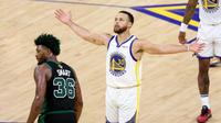 Bintang Golden State Warriors Stephen Curry saat melawan Boston Celtics pada game kelima final NBA 2022 di Chase Center, San Francisco, Jumat, 13 Juni. (foto: Ezra Shaw/Getty Images/AFP)