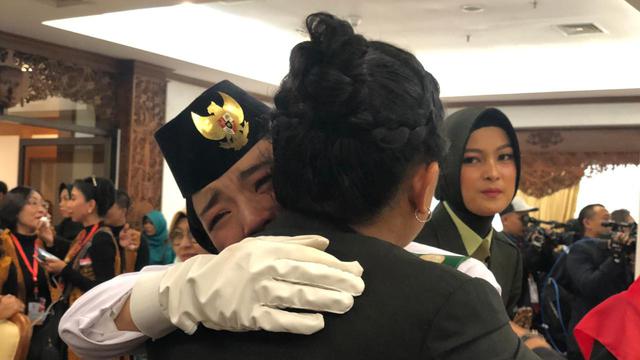 Salma El Mutafaqqiha Putri Achzaabi, Paskibraka dari Jawa Tengah yang mendapat tugas sebagai pembawa baki saat pengibaran Sang Merah Putih pada HUT ke-74 RI. (Liputan6.com/Ratu Annisaa Suryasumirat)