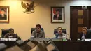 Staf Khusus Presiden Johan Budi (kanan), Mantan Ketua KPK Antasari Azhar (kedua kanan) dan Deputi II KSP Yanuar Nugroho (kedua kiri) saat diskusi Pelayanan Rakyat Bebas Korupsi di Kantor Staf Presiden, Jakarta, Rabu (9/1). (Liputan6.com/Angga Yuniar)