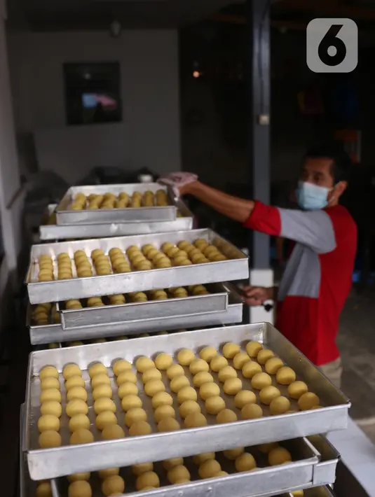 Pekerja tengah membuat kue kering di industri rumahan Dea cake di Tangerang, Selasa (27/4/2021). Meskipun dimasa pandemi di saat ramadhan permintaan kue kering di tempat tersebut meningkat 100 persen dari pada tahun sebelumnya.  (Liputan6.com/Angga Yuniar)