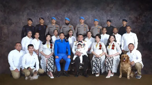 Irjen Ferdy Sambo bersama sang istri Putri Candrawathi dan keluarga besarnya. Terlihat pula Brigadir J.