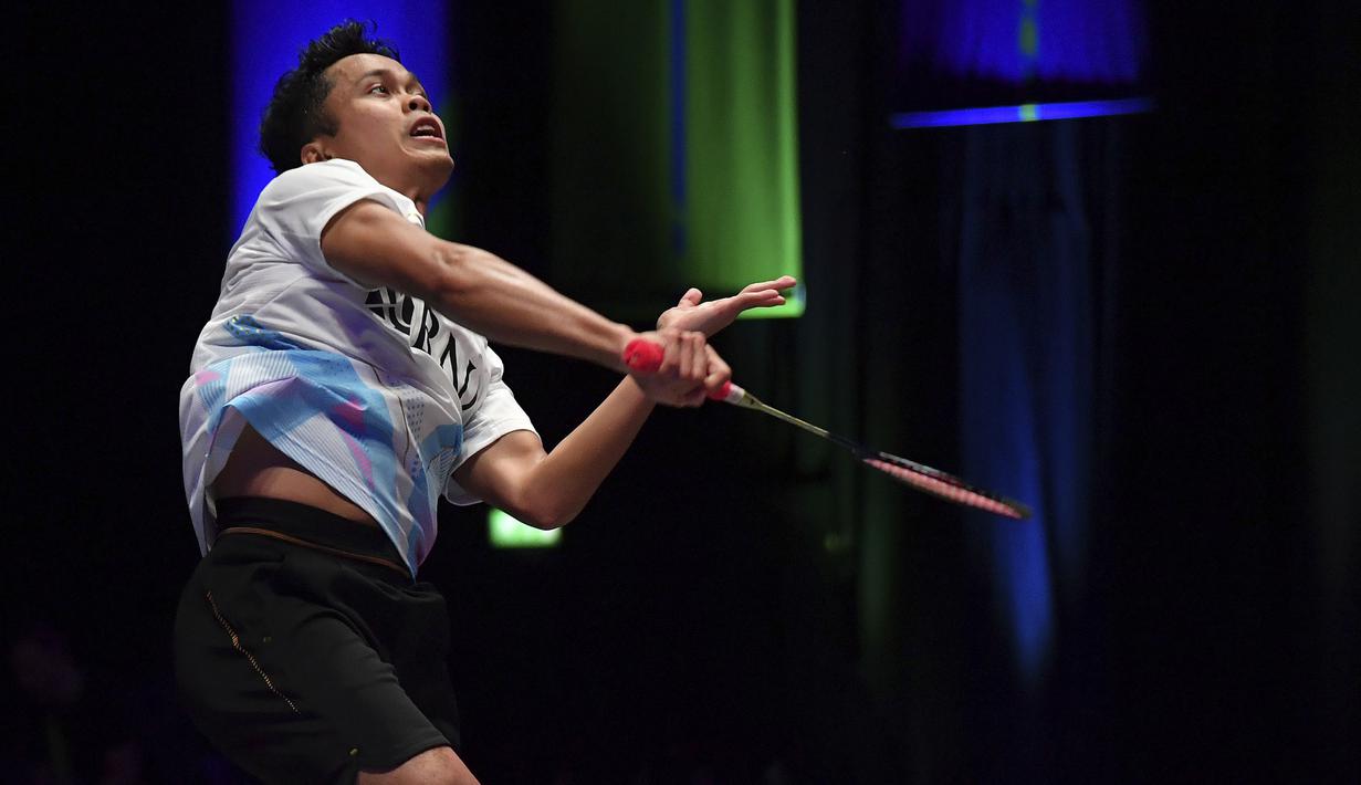Tunggal putra Indonesia, Anthony Sinisuka Ginting melepaskan smes ke arah lawannya pemain Prancis, Christo Popov pada laga semifinal kejuaraan bulu tangkis All England 2024 di Utilita Arena, Birmingham, Inggris, Sabtu (16/3/2024) sore WIB. Anthony Ginting menang rubber game 19-21, 21-5 dan 21-11. (AP Photo/Rui Vieira)