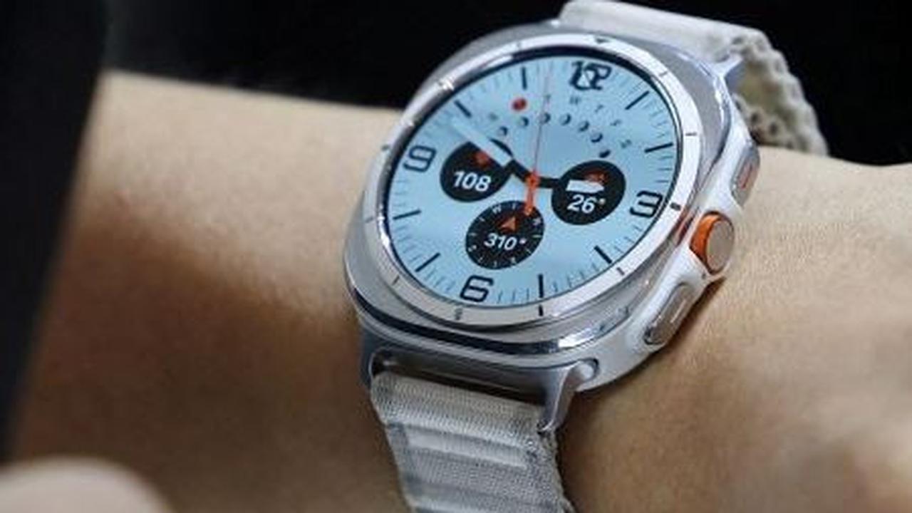 Galaxy Watch 7 juga akan hadir dengan model 40mm dan 44mm, serta dua konektivitas berbeda, yaitu Wi-Fi dan 4G LTE. Foto: REUTERS / Kim Hong-Ji