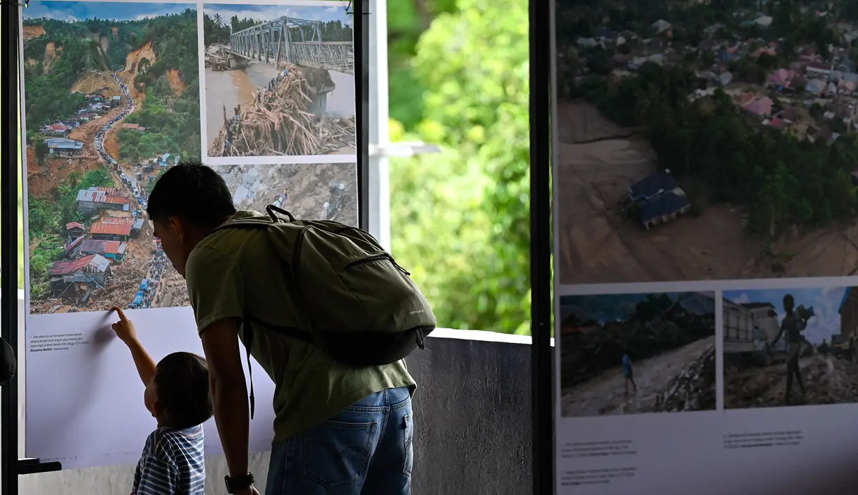 Pengunjung melihat karya pameran foto jurnalistik Prahara Pulau Emas di Museum Tsunami Aceh, Banda Aceh, Aceh, Sabtu, 8 Agustus 2026. (AFP/ Chaideer Mahyuddin)