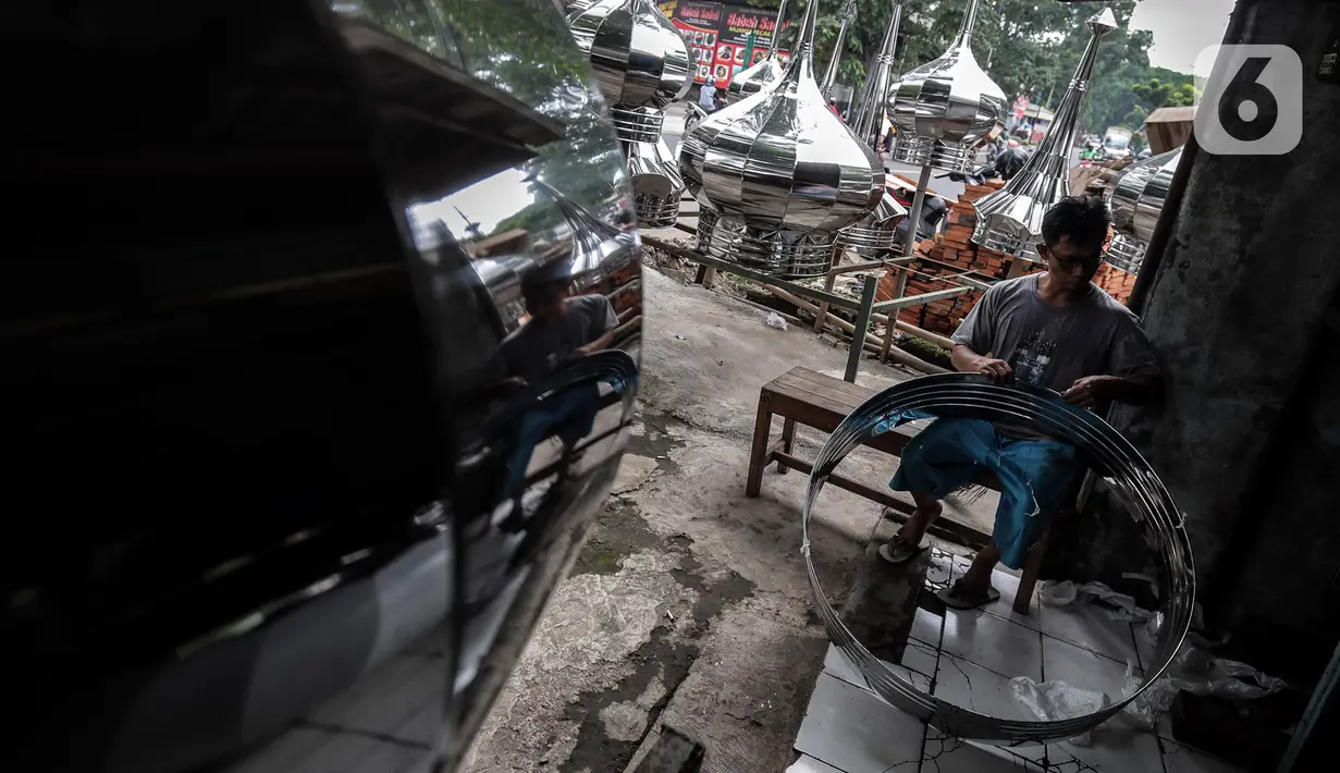 Kurnia (46) menyelesaikan pembuatan kubah masjid di kawasan Cipondoh, Tangerang, Banten, Rabu (21/10/2020). Kubah yang terbuat dari alumunium ini dijual dengan harga Rp 800 ribu hingga Rp 7 juta. (Liputan6.com/Johan Tallo)