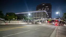 Suasana jalan raya di dekat gedung Federal ketika jam malam diberlakukan menyusul protes berhari-hari sebagai tanggapan atas operasi imigrasi federal di Los Angeles, Amerika Serikat, pada 10 Juni 2025 waktu setempat. (RINGO CHIU/AFP)