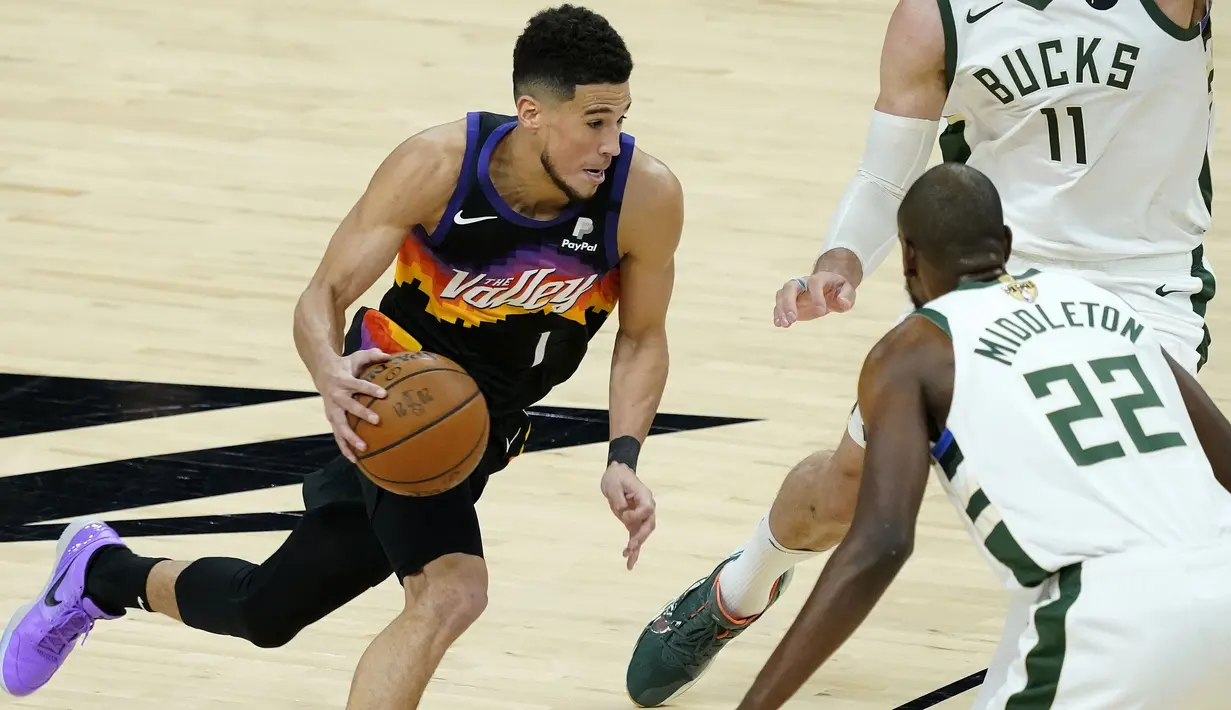Suns terus menjaga keunggulan atas Bucks di quarter keempat. Rekan Chris Paul, Devin Booker menjadi salah satu pemain yang berjasa menjaga keunggulan Phoenix Suns pada pertandingan ini. Ia berkontribusi mencetak 27 poin untuk Suns. (Foto: AP/Matt York)